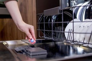 dTest porovnal kapsle do myčky a odhalil propastné rozdíly. Nejslabší nezvládly umýt vajíčka nebo čaj